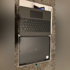 Logitech keyboard for iPad Pro 12.9 inch like new